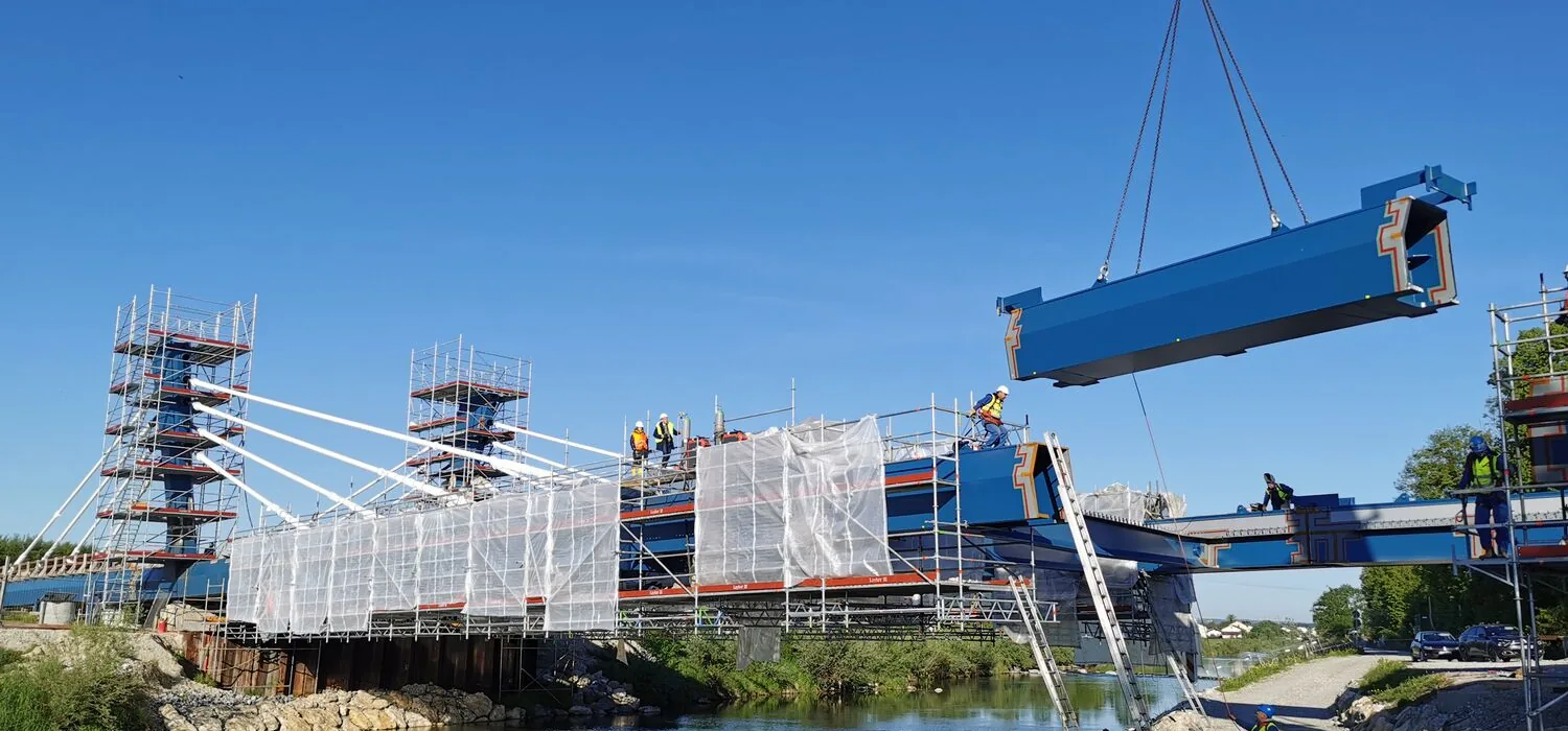 Brückenbaustelle mit Kran und Traggerüst